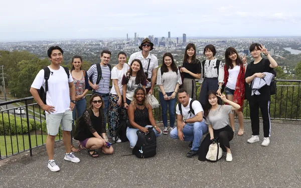 Estudiantes de ILSC Brisbane en un mirador sobre la ciudad