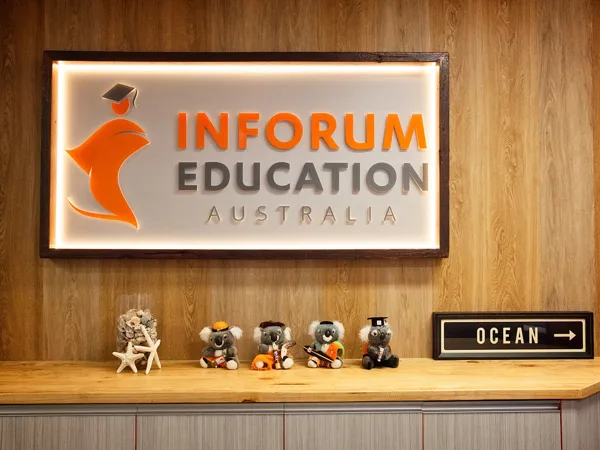 Clases, equipo, jardín y recepción de Inforum Education en Southport