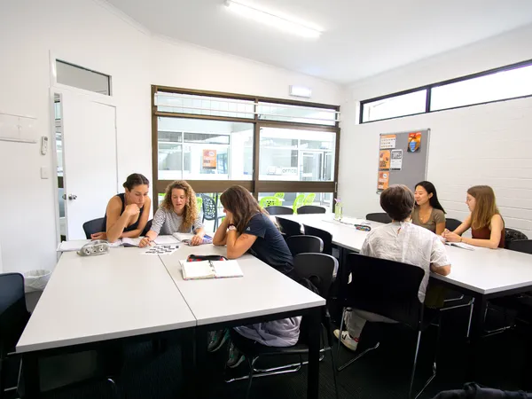 Estudiantes, clases, actividades y zonas comunes de las escuelas de Lexis English