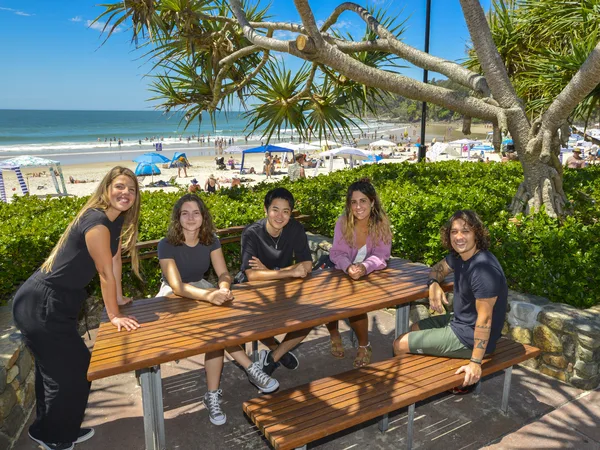 Estudiantes, clases, actividades y zonas comunes de las escuelas de Lexis English