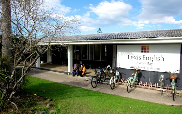 Entrada de Lexis Byron Bay con bicicletas aparcadas
