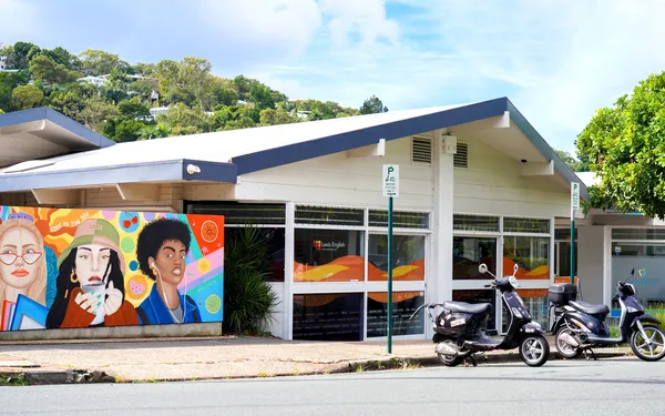 Edificio de Lexis Noosa con su mural de colores