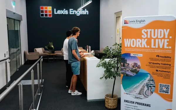 Recepción de Lexis Perth con estudiantes