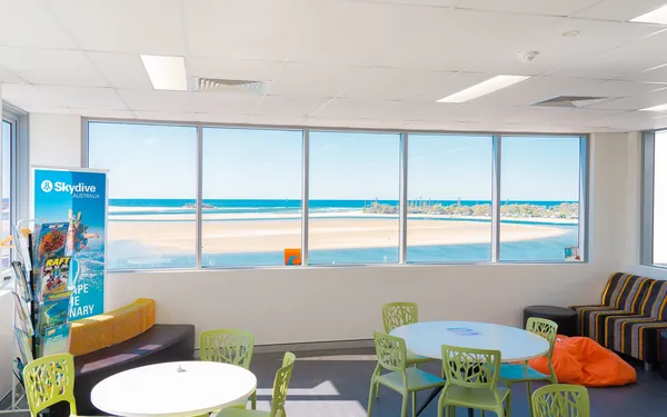 Aula de Lexis Sunshine Coast con vistas al mar