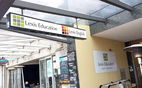 Entrada de Lexis en Manly, frente a la playa