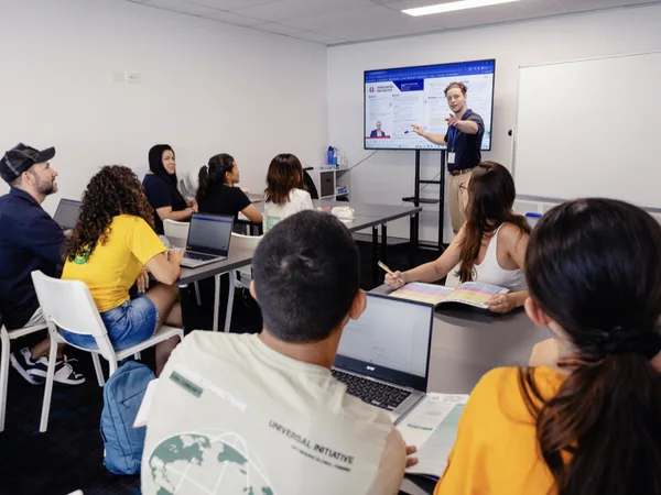 Recepción, clases, aulas, zona de ordenadores, zona común y una excursión de Pacific English Study