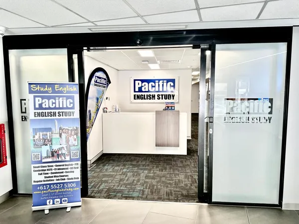 Recepción, clases, aulas, zona de ordenadores, zona común y una excursión de Pacific English Study