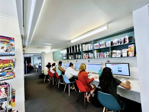 Recepción, clases, aulas, zona de ordenadores, zona común y una excursión de Pacific English Study