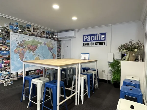 Recepción, clases, aulas, zona de ordenadores, zona común y una excursión de Pacific English Study