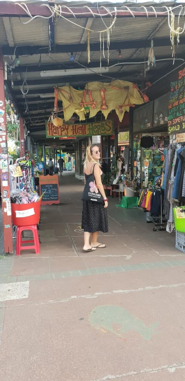 Una estudiante de Salta paseando por un mercadillo de la Sunshine Coast