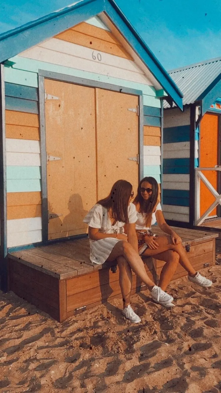 Dos estudiantes de Salta en las casetas de colores de Brighton, en Melbourne