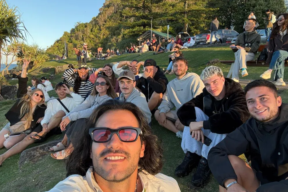 Amigos viendo el atardecer en Gold Coast