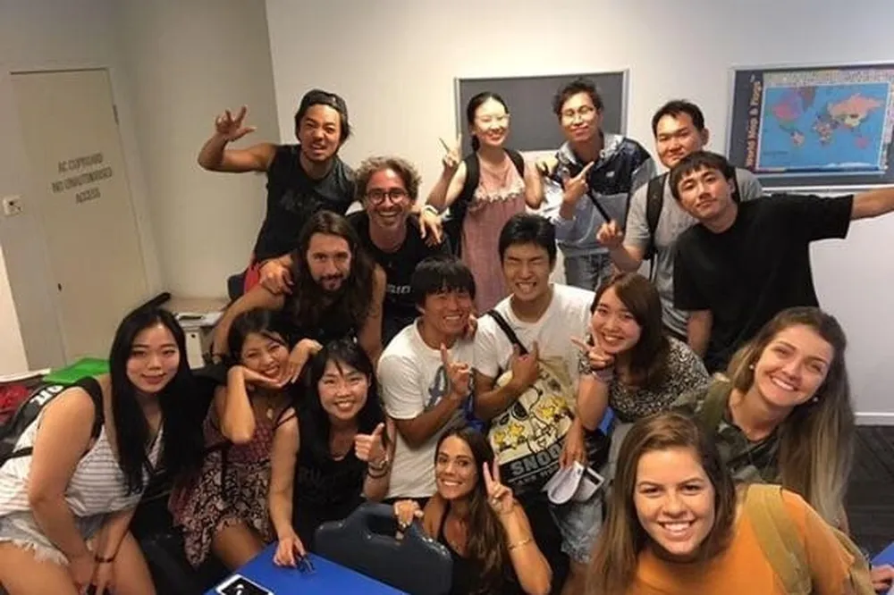 Estudiantes de Salta en clase de inglés con compañeros de otros países