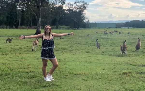 Estudiantes de Salta con canguros en Australia