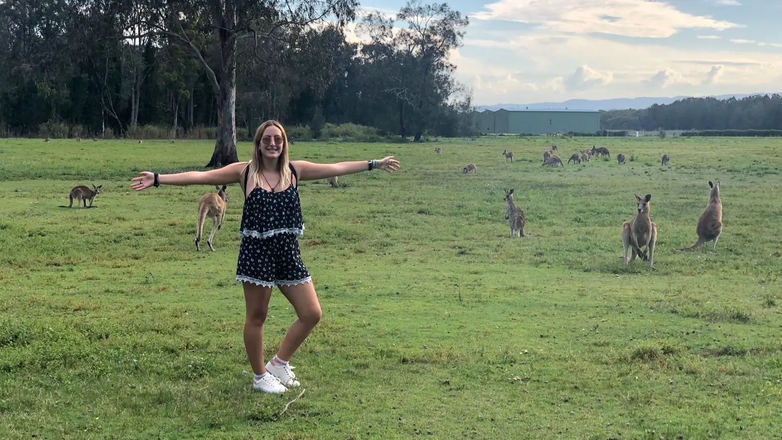 Estudiantes de Salta con canguros en Australia