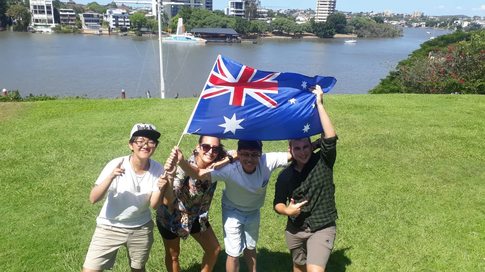 Estudiantes de Salta con la bandera de Australia