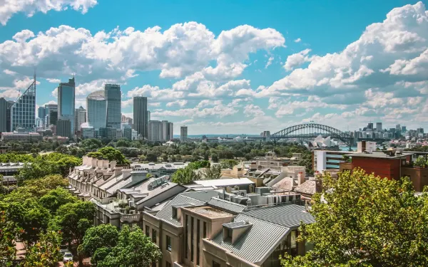Barrio residencial de Sydney con el Harbour Bridge al fondo