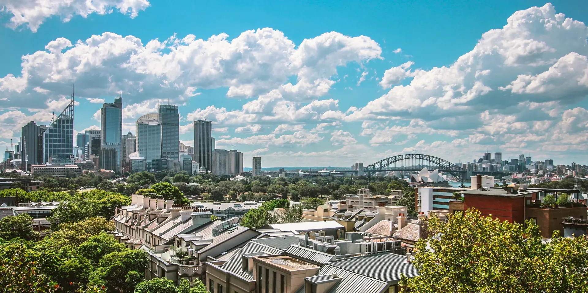 Vista de Sydney con los rascacielos y el Harbour Bridge