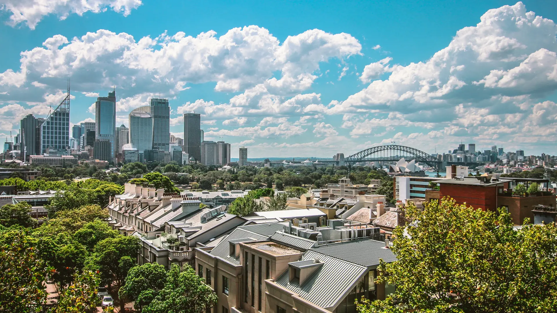 Barrio residencial de Sydney con el Harbour Bridge al fondo