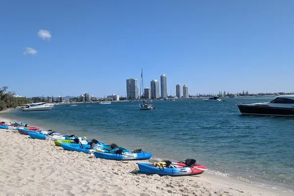 Kayaks en la playa del Broadwater con los edificios de Gold Coast al fondo