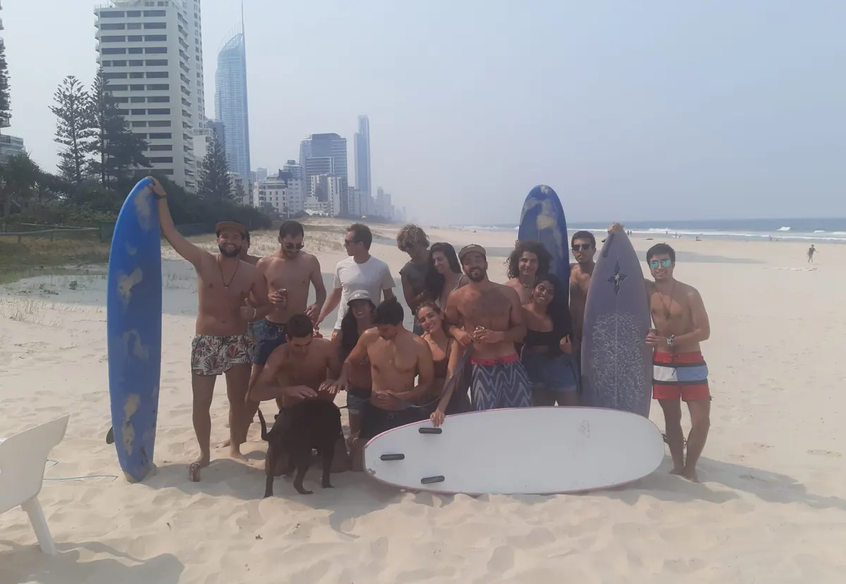 Estudiantes de Salta con sus tablas de surf en la playa de Surfers Paradise