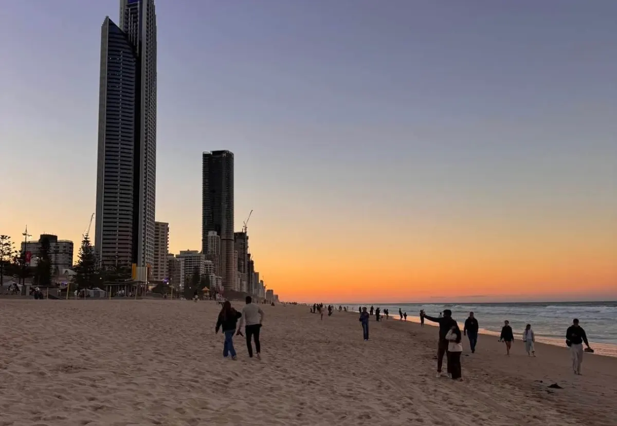 La playa de Surfers Paradise al atardecer, con sus rascacielos