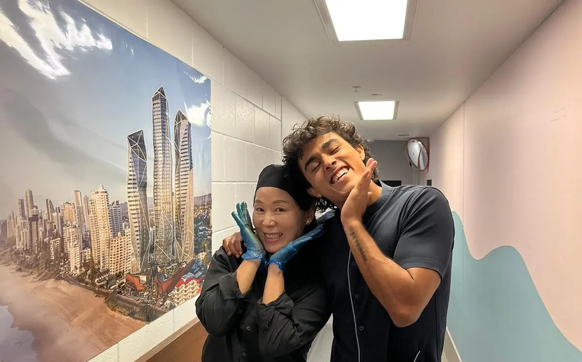 Un estudiante de Salta con una compañera en su trabajo de hostelería en un hotel de Gold Coast