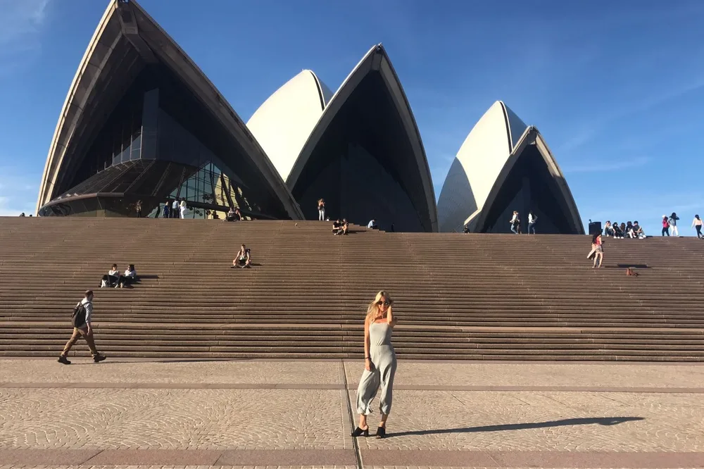 Estudiante en la escalinata de la Ópera de Sydney