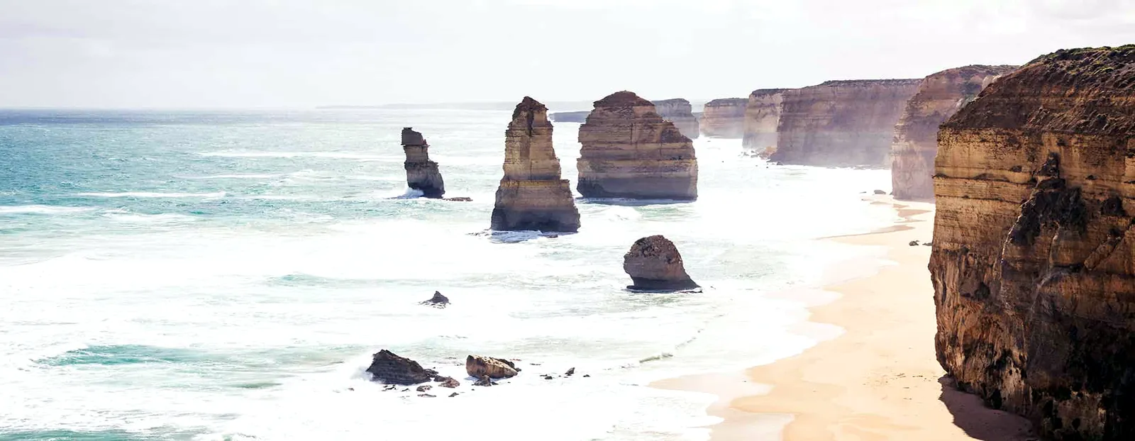 Carretera de la Great Ocean Road junto al mar, en Australia