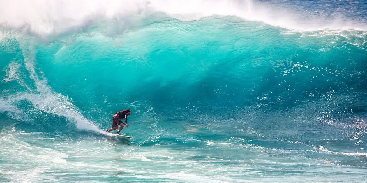 Surfista en una ola en Australia