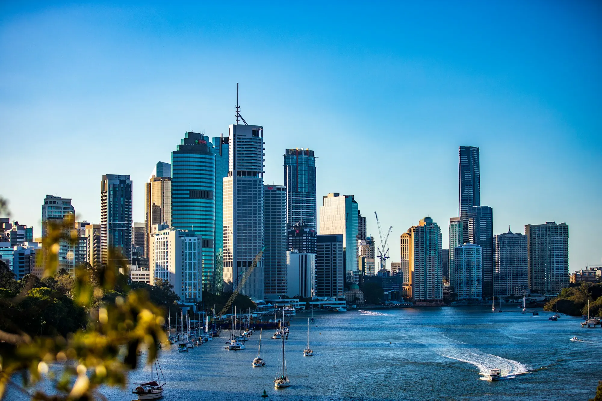 Los rascacielos del centro de Brisbane junto al río bajo un cielo azul