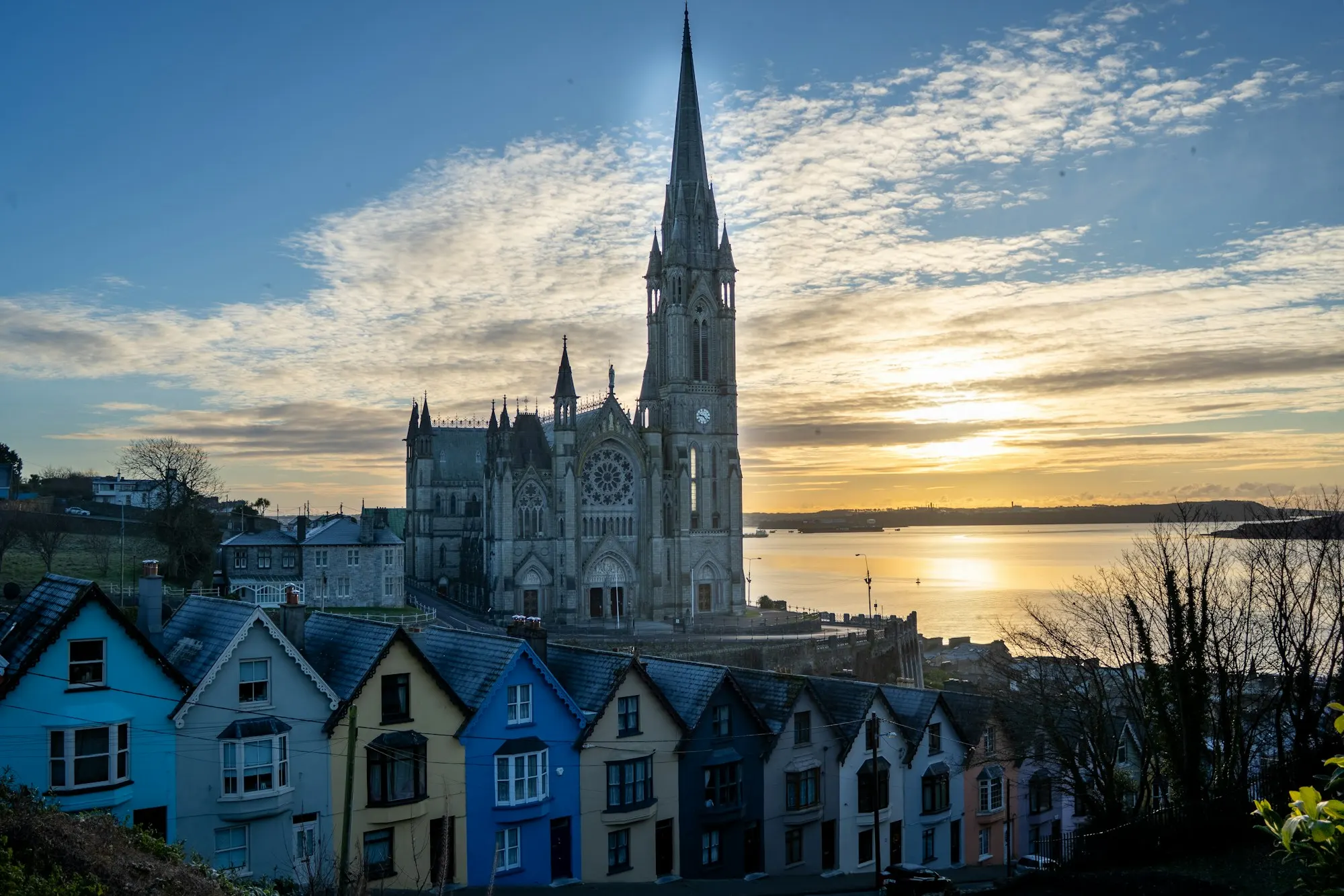 Las casas de colores de Cobh y su catedral junto al mar, cerca de Cork