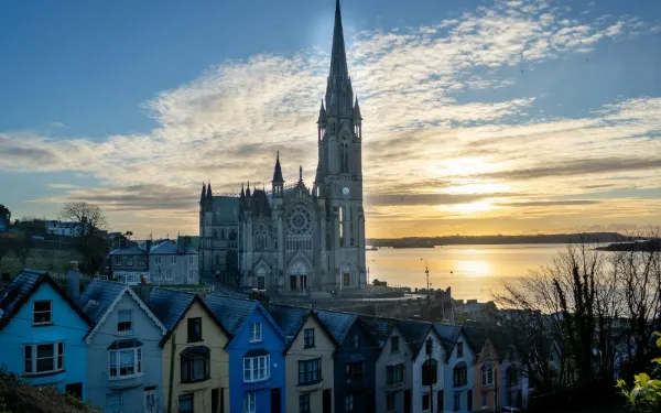 Las casas de colores de Cobh y su catedral junto al mar, cerca de Cork
