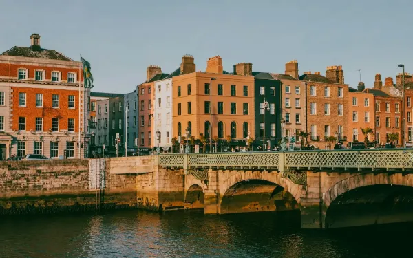 Casas georgianas de colores junto al río Liffey y el puente Grattan, en Dublín