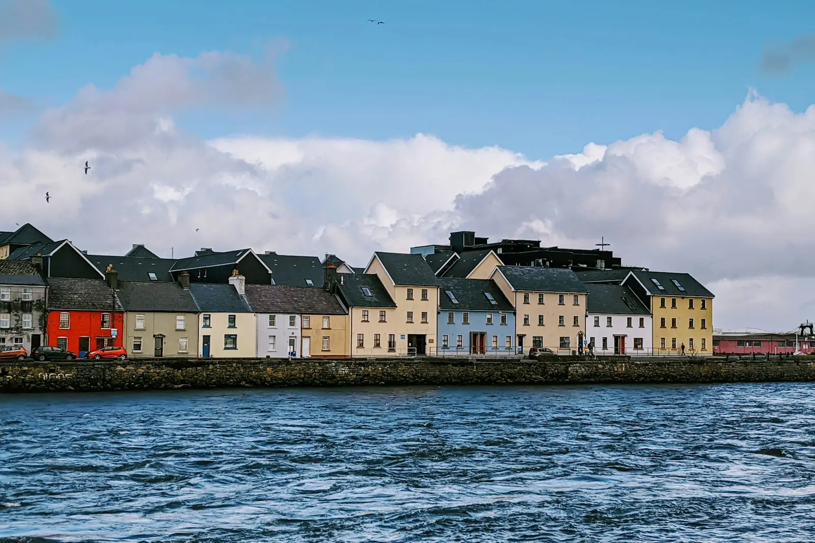 Las casas de colores del Long Walk junto a la bahía de Galway