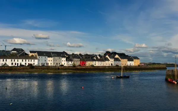 Las casas del Long Walk de Galway junto al mar bajo un cielo azul