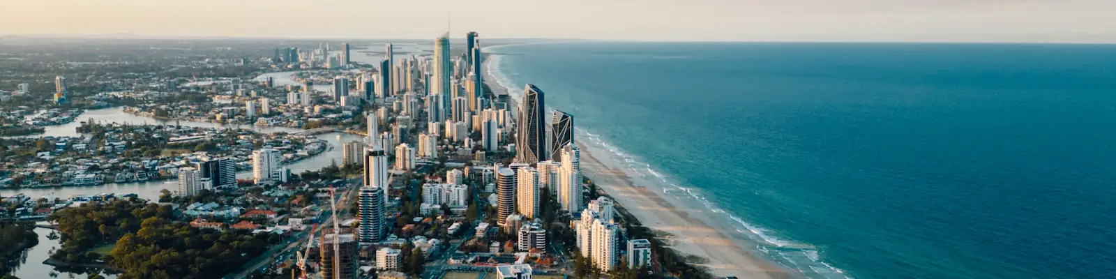Surfers Paradise y la costa de Gold Coast desde el aire, con el mar turquesa