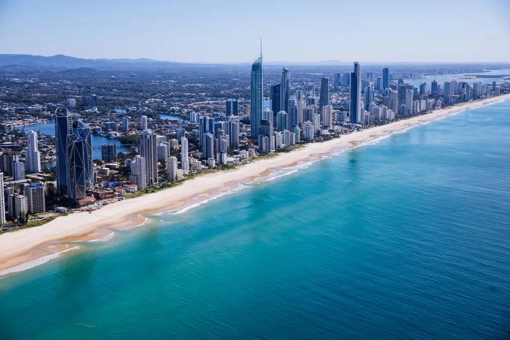 Los rascacielos de Surfers Paradise junto a la playa