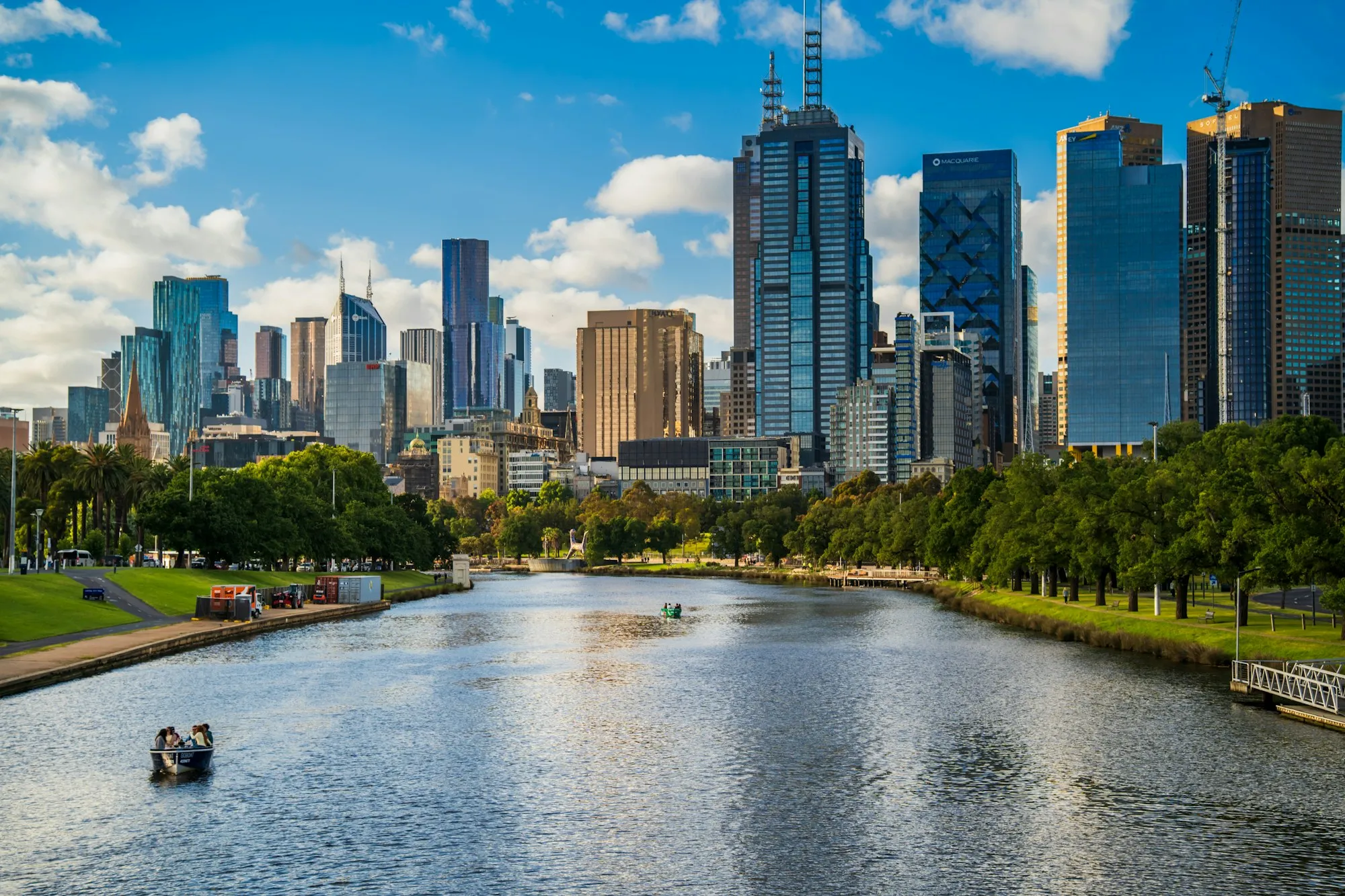 Los rascacielos de Melbourne junto al río Yarra en un día de sol