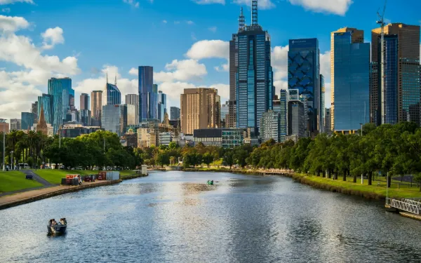 Los rascacielos de Melbourne junto al río Yarra en un día de sol