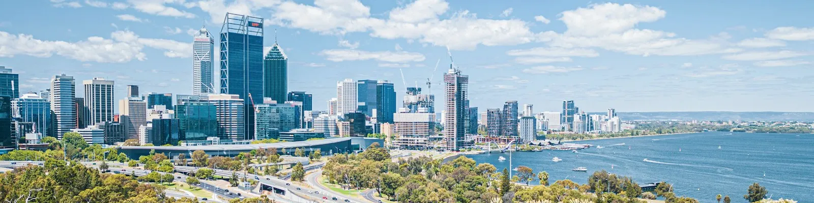 Perth desde Kings Park: los rascacielos del centro junto al río Swan, en un día de sol