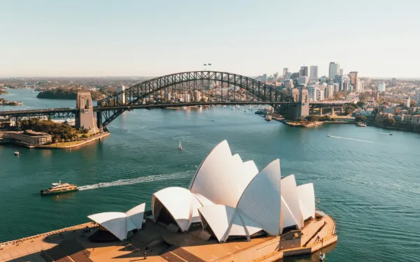 La Ópera de Sydney y el Harbour Bridge sobre la bahía en un día de sol