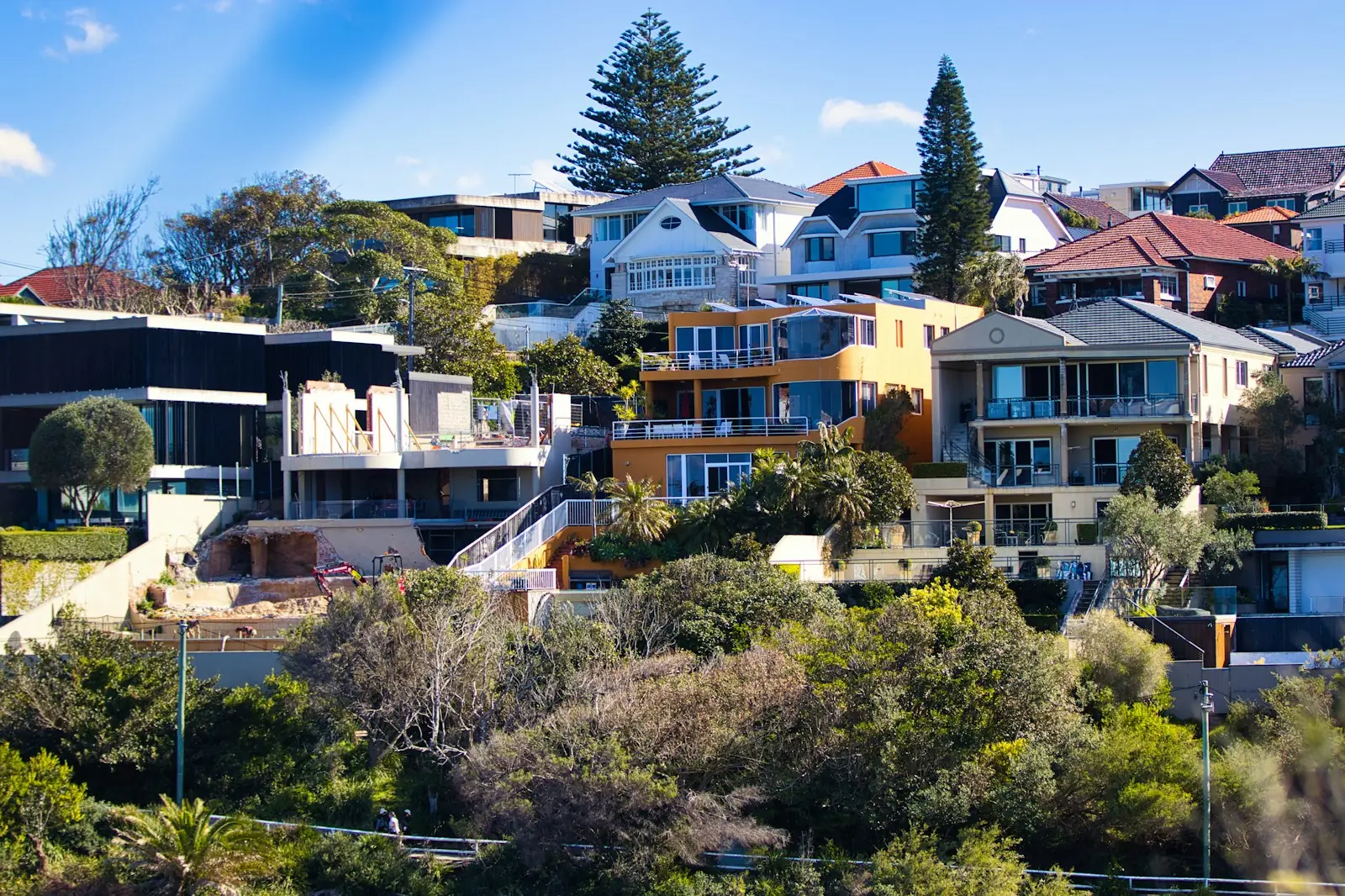 Casas en una colina junto al mar en un barrio de Sydney