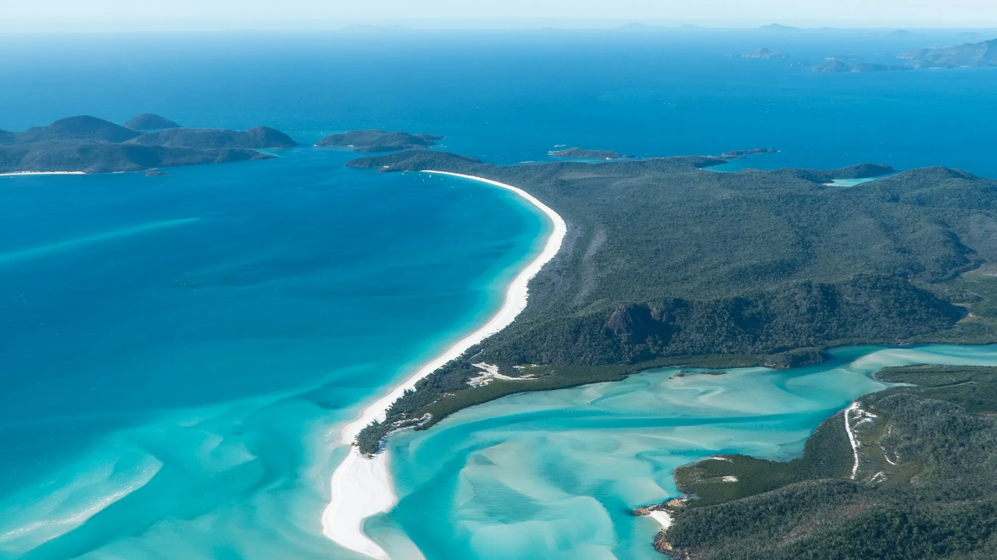 Vista aérea de Whitehaven Beach, con arena blanca y aguas turquesas en las Whitsundays