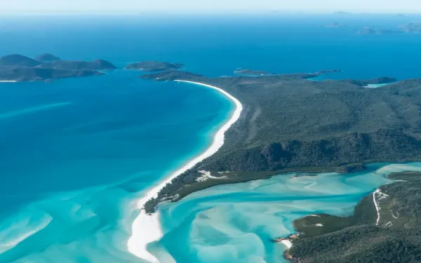 Vista aérea de Whitehaven Beach, con arena blanca y aguas turquesas en las Whitsundays