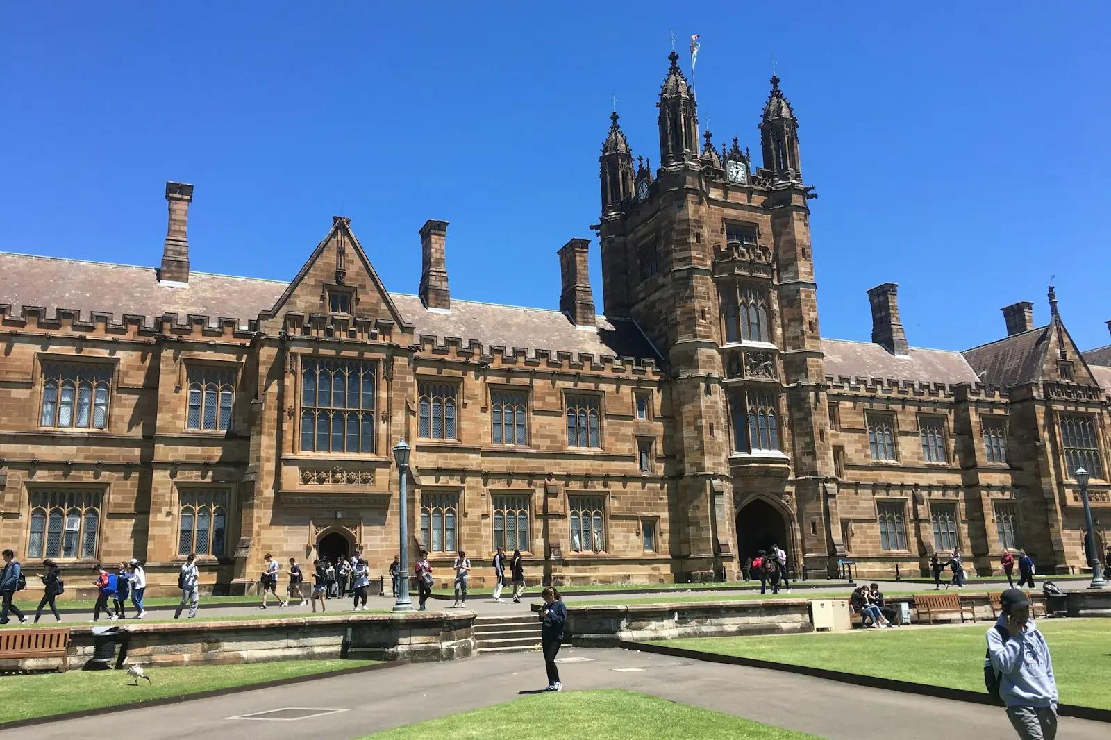 Edificio principal de la Universidad de Sydney con su patio de césped