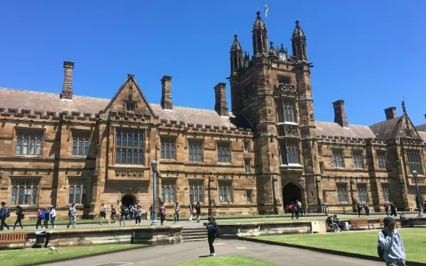Edificio principal de la Universidad de Sydney con su patio de césped