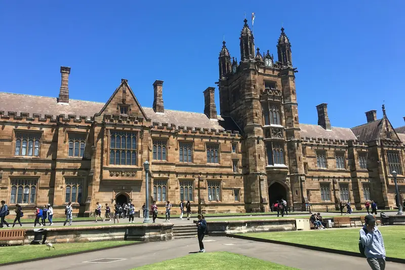 Edificio histórico de la Universidad de Sydney con el cielo azul
