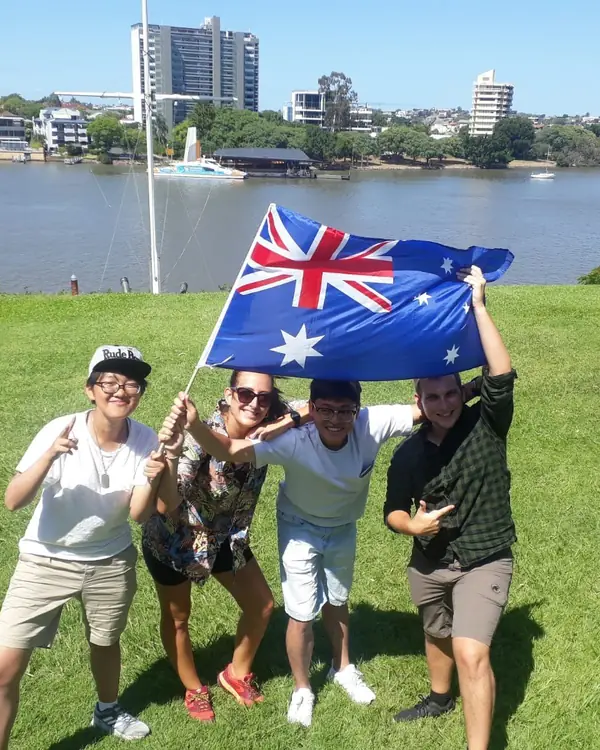 Estudiantes de Salta con la bandera australiana junto al río de Brisbane
