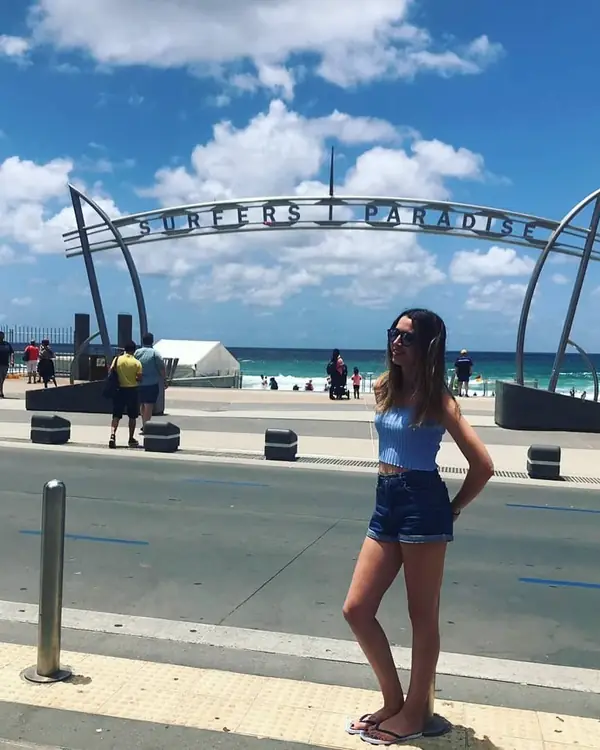 Estudiante de Salta bajo el arco de Surfers Paradise